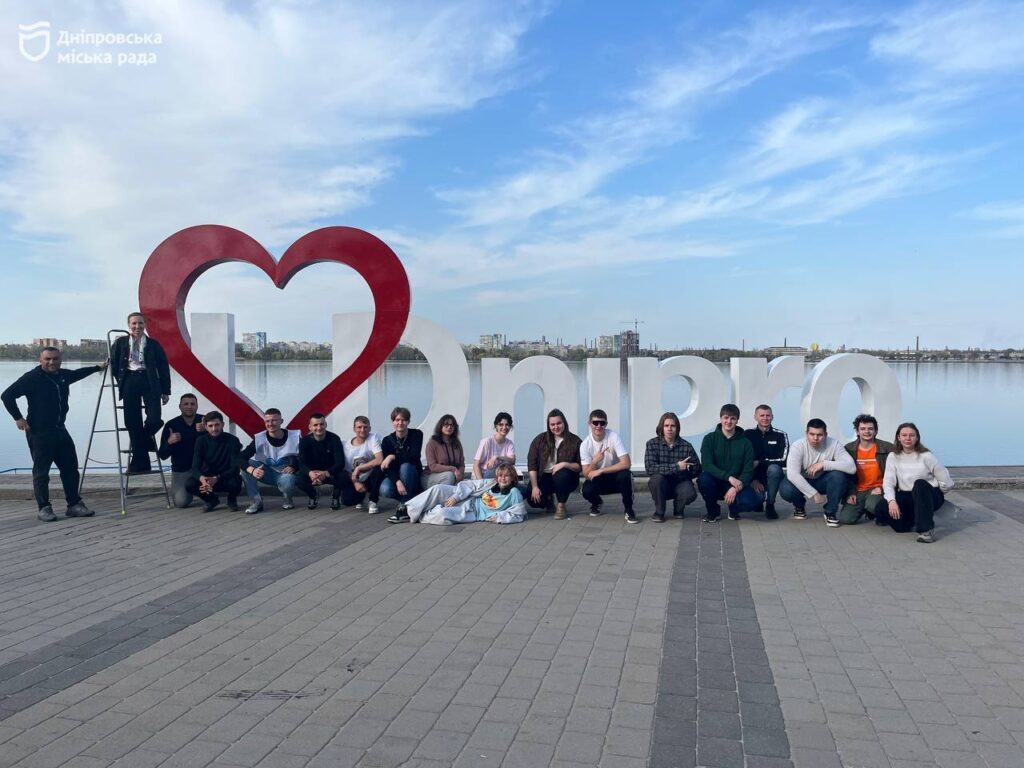 У Дніпрі волонтери оновили напис I LOVE DNIPRO на набережній