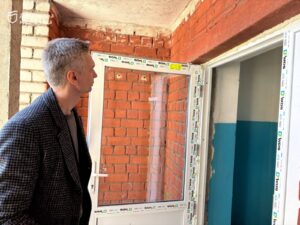 У Дніпрі відновлюють будинок на Запорізькому шосе після атаки 22 січня