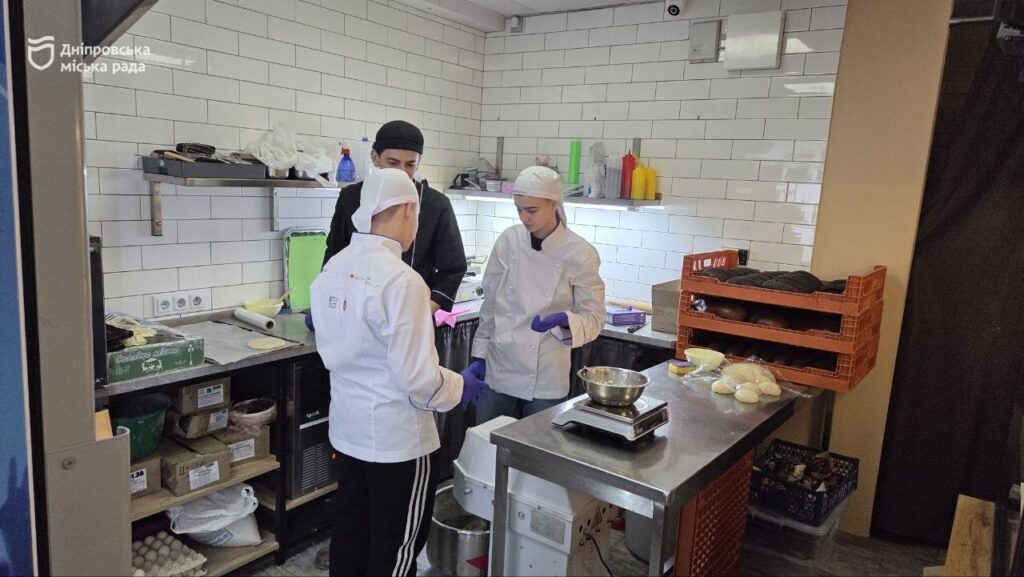 У Дніпрі студенти профтехів навчаються на пекарів на сучасних підприємствах