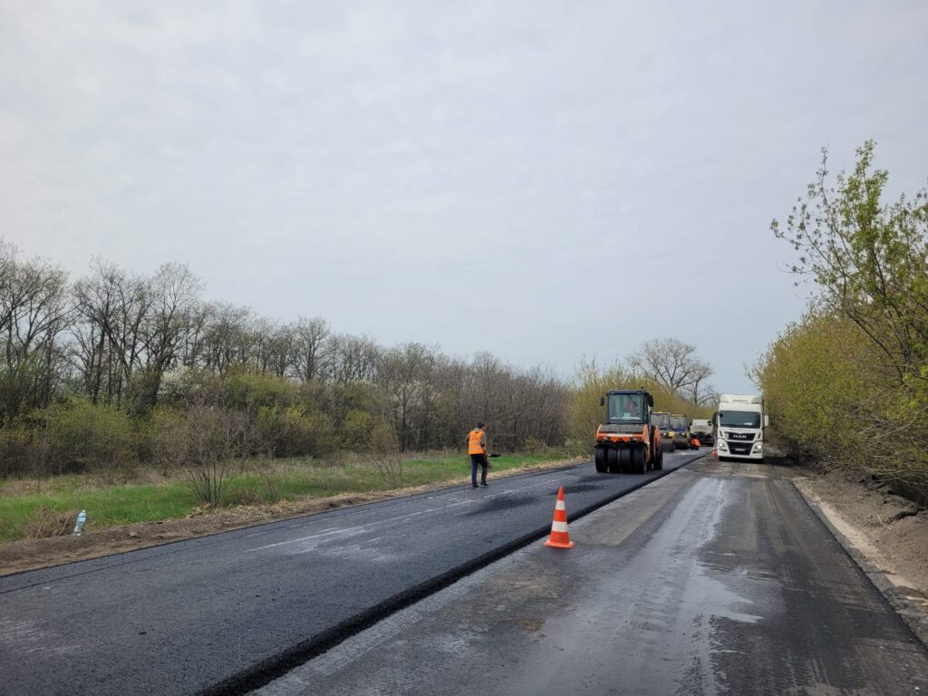 На Р-85 у Дніпропетровській області ремонтують дорогу