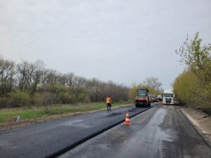 На Р-85 у Дніпропетровській області ремонтують дорогу