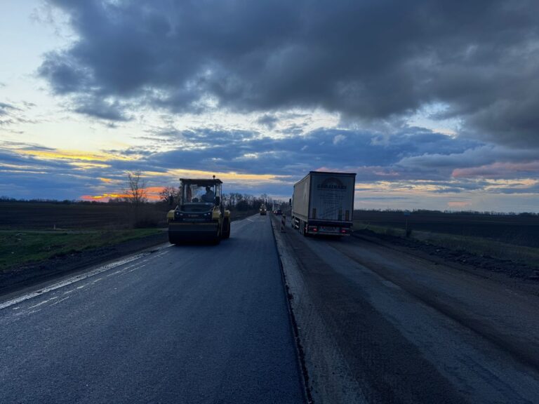 Ремонт доріг у Дніпропетровській області триває цілодобово