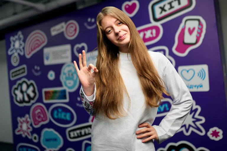 15-річна Поліна з Дніпра перекладає українські пісні жестовою мовою і веде блог про життя з порушенням слуху