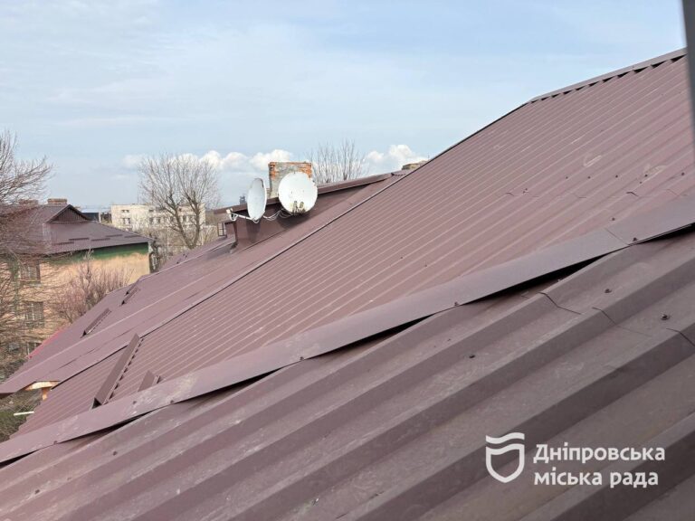 У Дніпрі відремонтували дах одного з багатоквартирних будинків після обстрілу