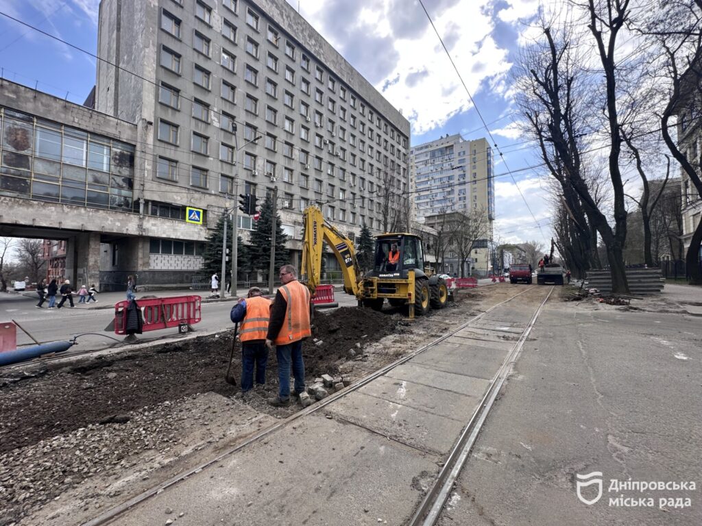 У Дніпрі оновлюють трамвайну колію на проспекті Науки