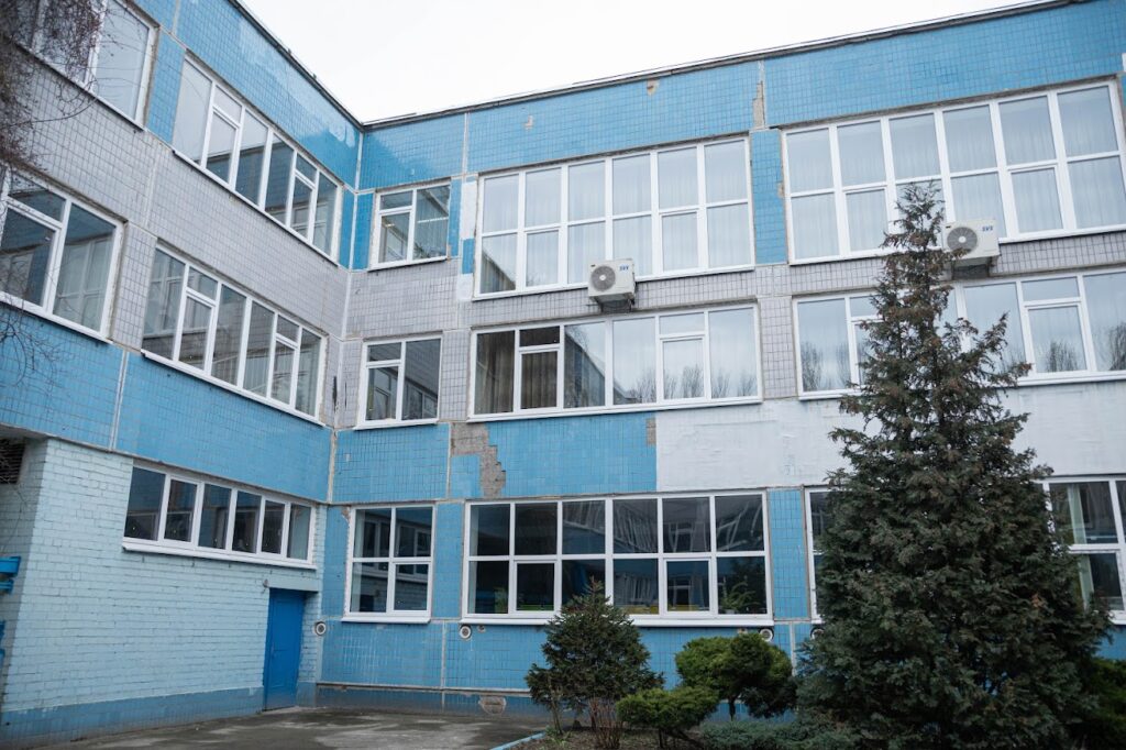 У Дніпрі після обстрілів відновили роботу ліцею №138