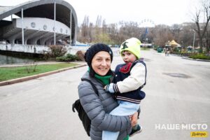 У дніпровському дитячому парку навчають правильному годуванню птахів