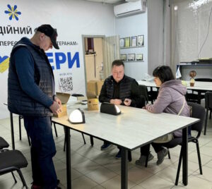 Дніпровські волонтери допомагають переселенцям автономними ліхтарями