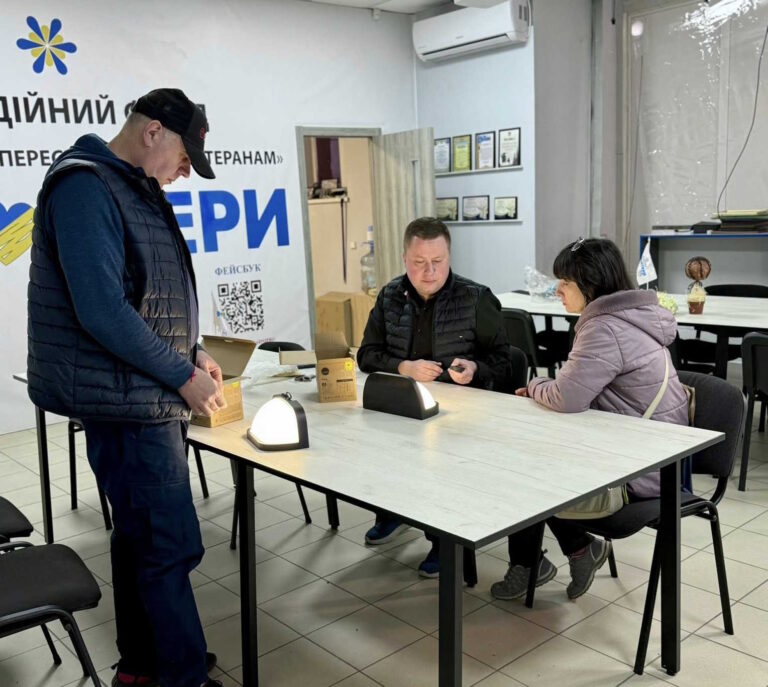 Дніпровські волонтери допомагають переселенцям автономними ліхтарями