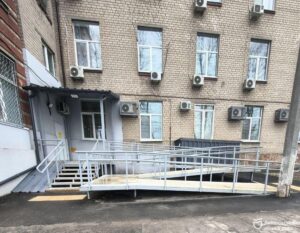 Як у Дніпрі адаптують медзаклади для людей з інвалідністю