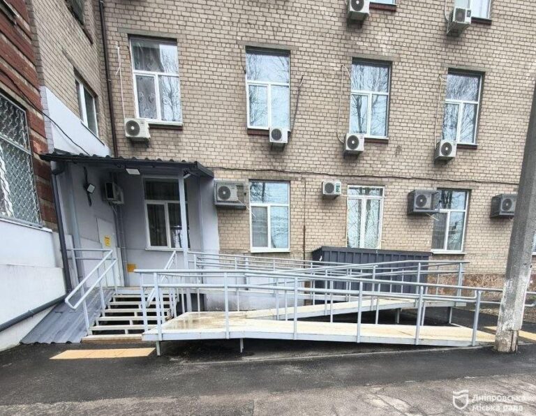 Як у Дніпрі адаптують медзаклади для людей з інвалідністю