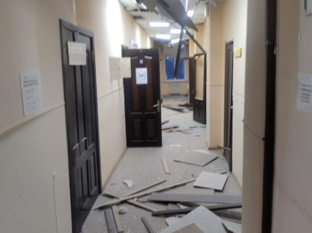 Пошкоджено центр обслуговування ДТЕК у Дніпрі після дронової атаки