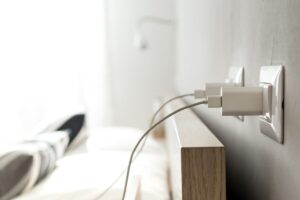 Чи варто залишати зарядний пристрій постійно в розетці: наслідки для техніки