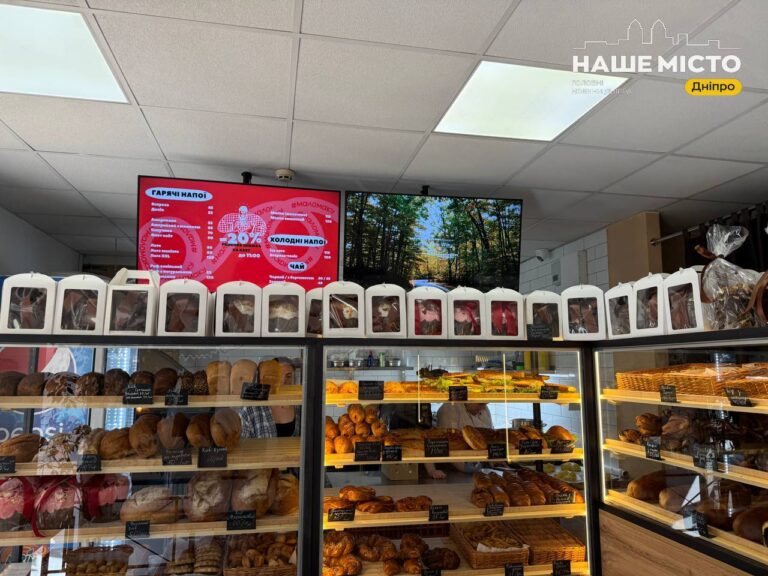 У Дніпрі пропонують паски з шоколадом, полуницею та трьома молоками