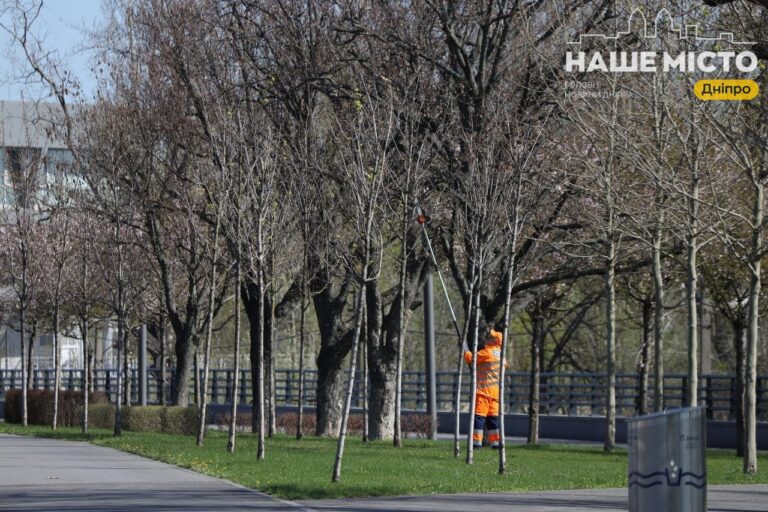 В Дніпрі тривають роботи з догляду за зеленими зонами на Набережній Перемоги