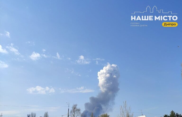 У Дніпрі пролунали вибухи: мешканців закликають залишатися в укриттях