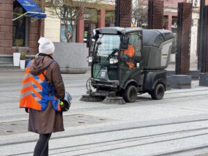 У Дніпрі триває масштабне весняне прибирання вулиць