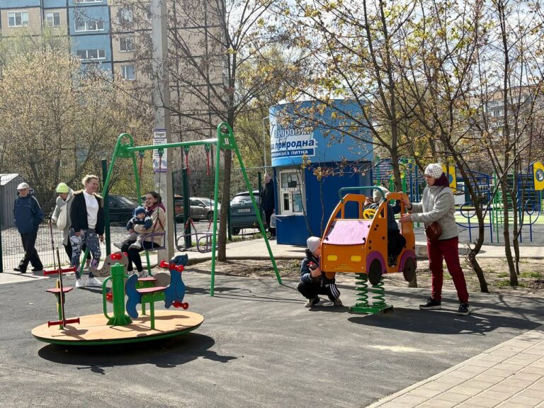 У Дніпрі оновили дитячий майданчик у сквері “Сімейний” на Парусі