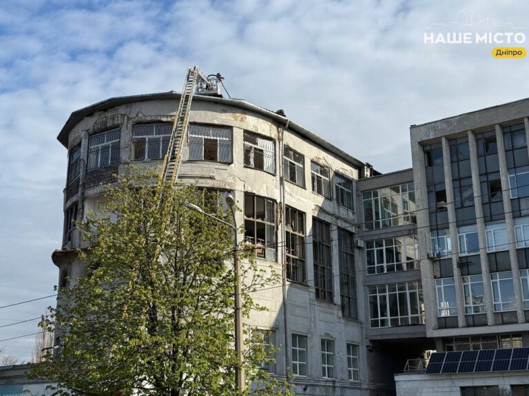 Нічний обстріл у Дніпрі: пошкоджено старий корпус академії будівництва