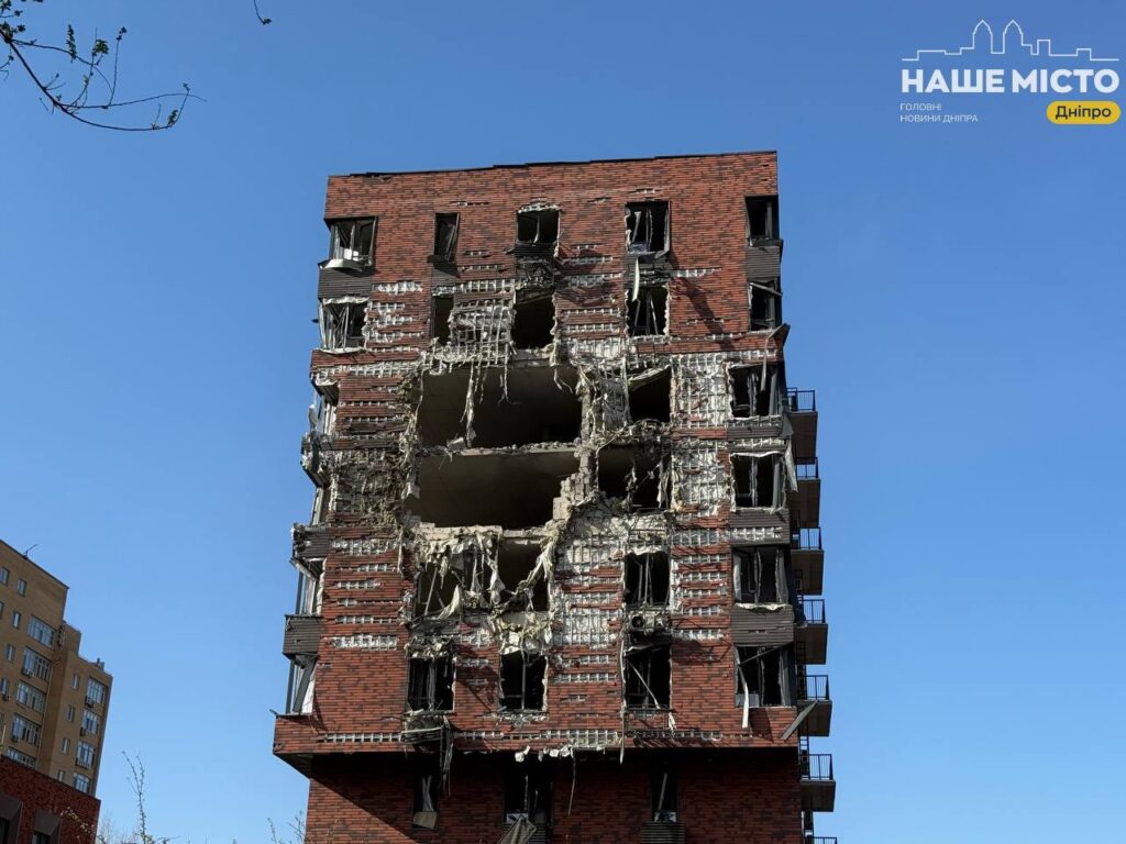 У Дніпрі безпілотник влучив у житловий будинок: є постраждалі