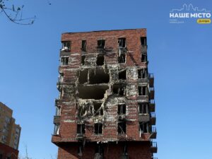 У Дніпрі безпілотник влучив у житловий будинок: є постраждалі