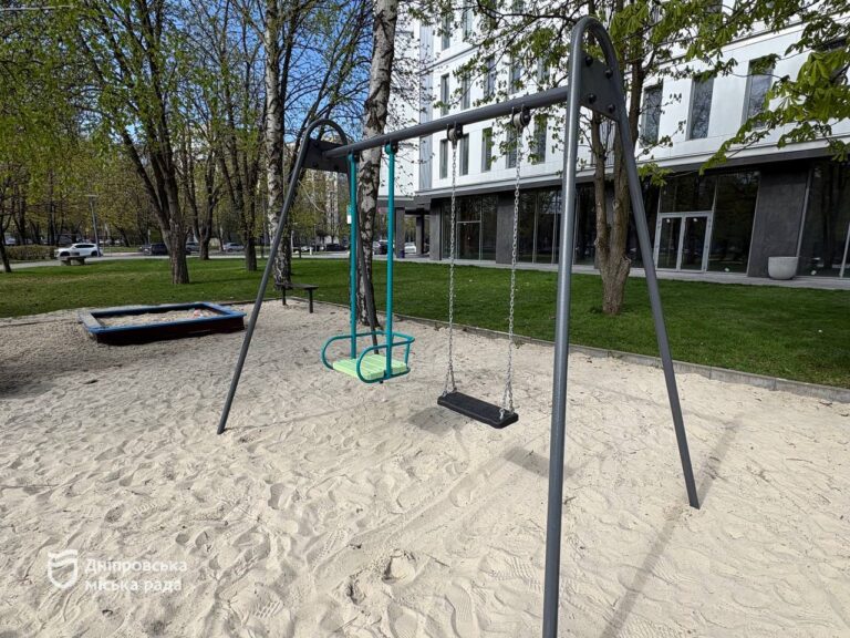 У Дніпрі оновили дитячий майданчик на вул. Грушевського