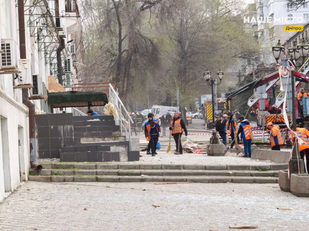 Дві ракети влучили у щільну забудову Дніпра: комунальники ліквідовують наслідки