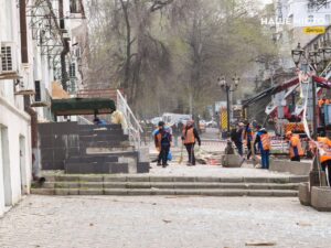 Дві ракети влучили у щільну забудову Дніпра: комунальники ліквідовують наслідки