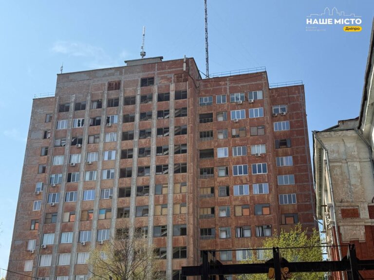 У Дніпрі вже три доби ліквідовують наслідки атаки на Дніпровську політехніку