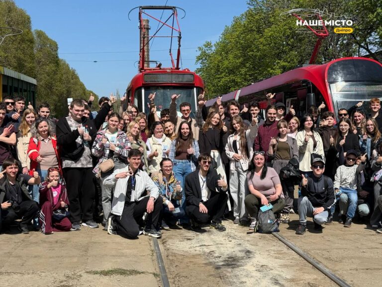 У Дніпрі провели екскурсію панорамним трамваєм до Дня громадського транспорту