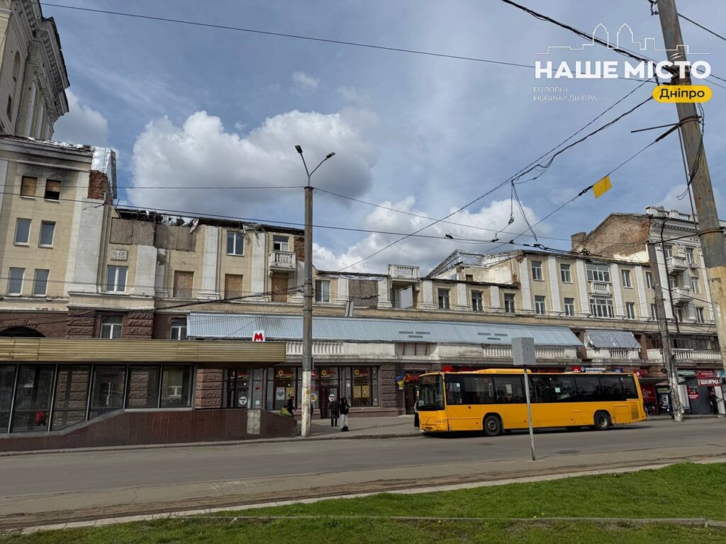 У Дніпрі відновлюють будинок після ракетного удару 19 квітня