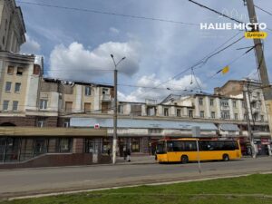 У Дніпрі відновлюють будинок після ракетного удару 19 квітня