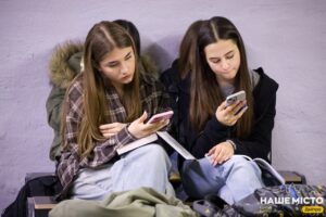 Поради дніпровського офтальмолога: як захистити зір дітей від смартфонів