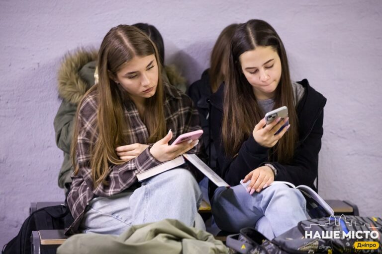 Поради дніпровського офтальмолога: як захистити зір дітей від смартфонів