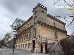 Незвичайний будинок із жабами біля парку Шевченка в Дніпрі