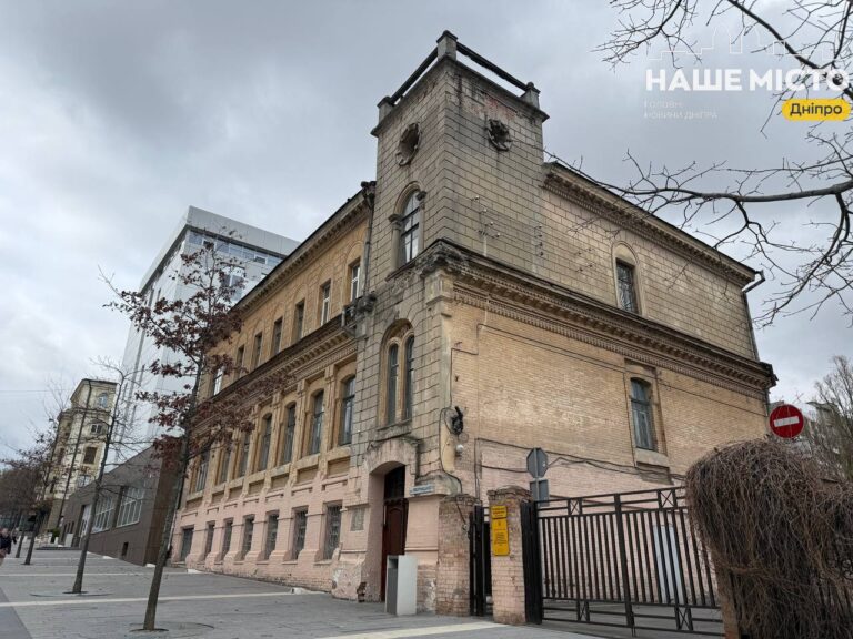 Незвичайний будинок із жабами біля парку Шевченка в Дніпрі