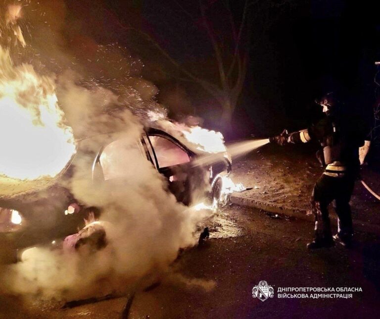 Росіяни обстріляли Дніпро: пошкоджені будинки і автівки