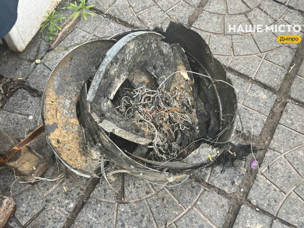 У Дніпрі безпілотник впав на будинок: пожежу загасили сусіди