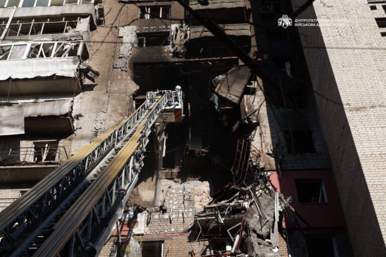 У Дніпрі через нічний обстріл постраждали 10 людей