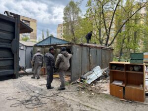 У Дніпрі демонтують незаконні гаражі у дворах мешканців