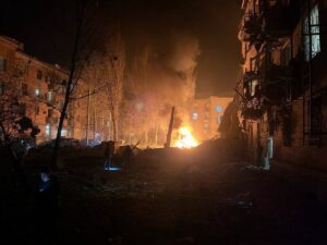 Внаслідок нічної атаки на Дніпро поранено трьох людей, пошкоджено будинок