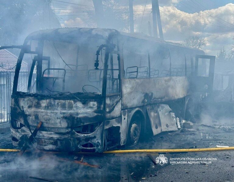 Удар по Дніпровському району 30 квітня: загинула жінка, знищено автобус
