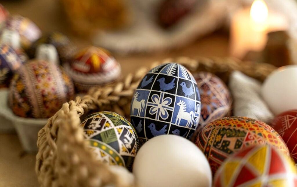 Скільки яєць фарбувати на Великдень 2026: традиції та поради