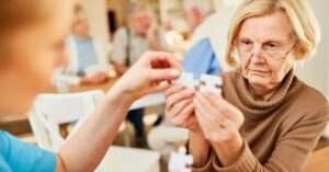 Як відрізнити деменцію від природного старіння: поради лікаря з Дніпра