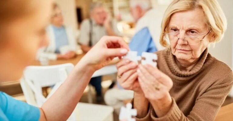 Як відрізнити деменцію від природного старіння: поради лікаря з Дніпра