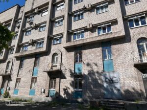 У Дніпрі відновлюють шелтер для ВПО після обстрілу