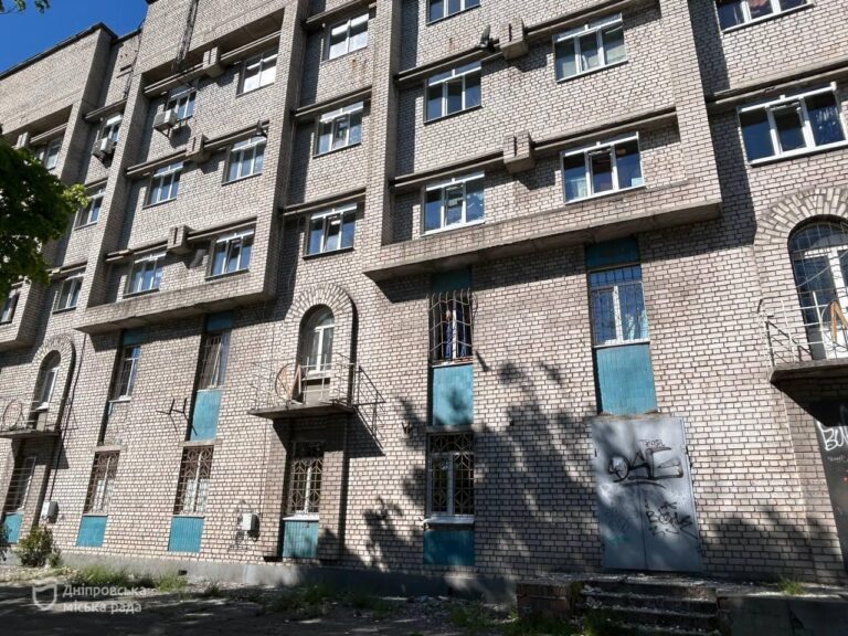 У Дніпрі відновлюють шелтер для ВПО після обстрілу