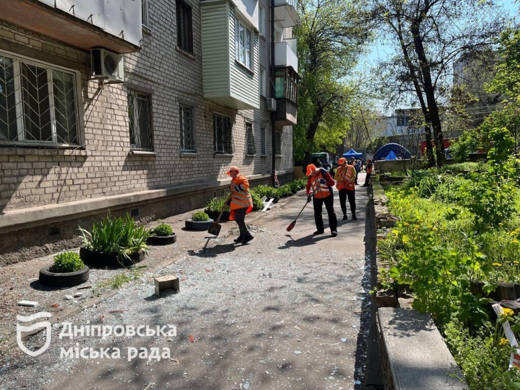 Пошкодження житла в Дніпрі після нічного обстрілу: допомога та контакти