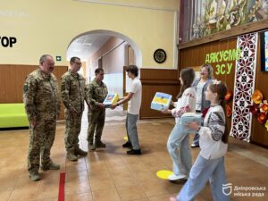 Учні Дніпра активно допомагають військовим: плетуть сітки і готують боксі