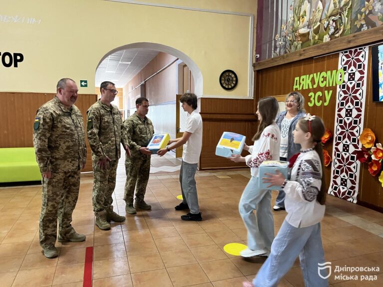 Учні Дніпра активно допомагають військовим: плетуть сітки і готують боксі